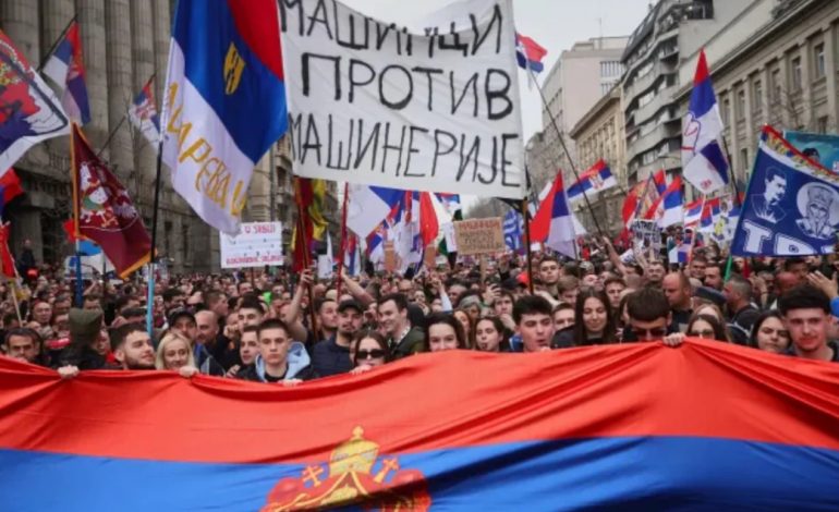 PROTESTË MASIVE NË SERBI/ Me pankarta dhe brohoritma, mijëra njerëz “pushtojnë” qendrën e Beogradit