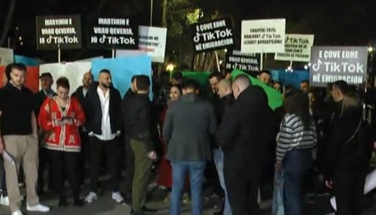 MBYLLJA E TIKTOK/ Të rinjtë e PD-së nisen nga selia drejt Kryeministrisë, në protestë me këngën e fushatës së Lulzim Bashës