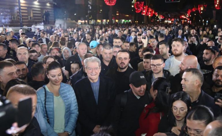 “ALLAHU EKBAR”/ Protestuesi i Berishës habit të pranishmit, e përzënë nga skena