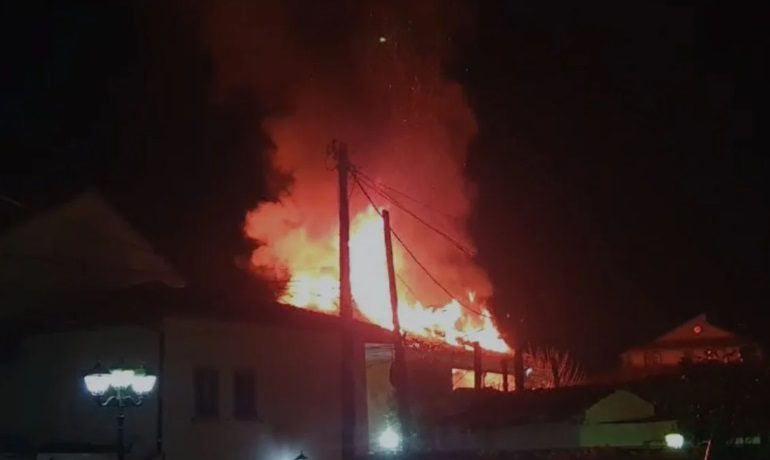 PAMJET/ Përfshihet nga flakët një godinë në kalanë e Elbasanit, rrezikohen banesat ngjitur