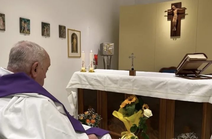DUKE KREMTUAR MESHËN/ Vatikani publikon foton e Papa Françeskut, imazhi i parë që nga shtrimi i tij në spital