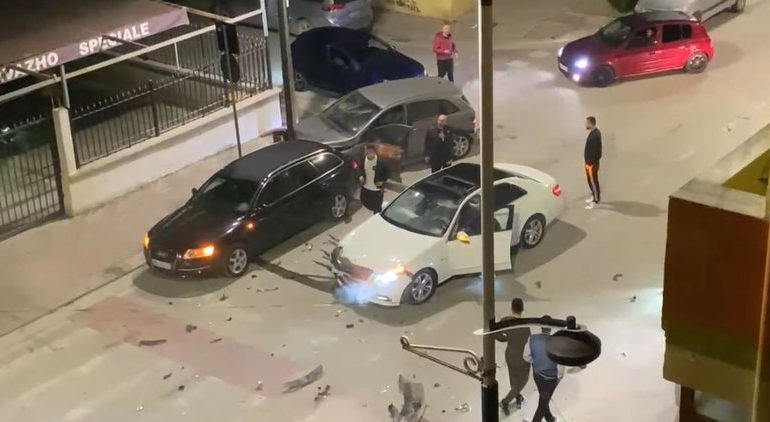 E FRIKSHME/ 6 automjete përfshihen në aksident në Fier. Policia në vendngjarje