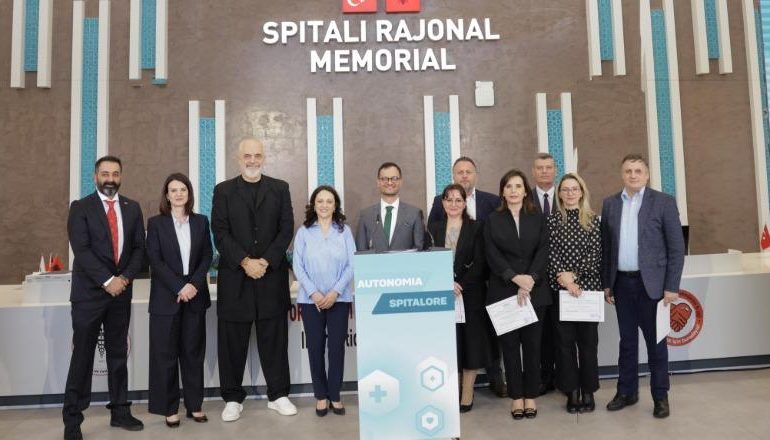 6 SPITALE MARRIN KARTËN E AUTONOMISË MENAXHERIALE/ Rama ia dorëzon atij të Fierit, batuta: ‘Krushqia’ me Turqinë tregoi që është e madhe