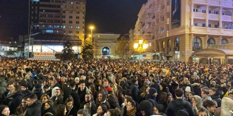 TRAGJEDIA ME 56 VIKTIMA/ Qytetarët tubim në Shkup, protestuesit paralajmërojnë përshkallëzim: Do të bllokojmë…