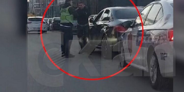VIDEOLAJM/ Sherr me punonjësin e policisë në rrugë, arrestohet 31-vjeçari në Tiranë