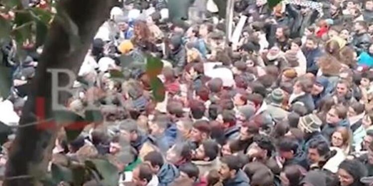 ARRESTIMI I KRYEBASHKIAKUT IMAMOGLU/ Shpërthejnë protestat e dhunshme në Stamboll