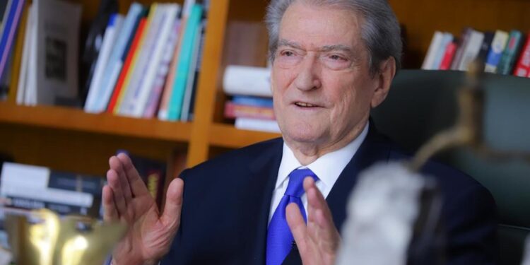 “GUXIMTARËT E MËDHENJ…”/ Cilët politikanë e frymëzojnë? Berisha nuk i “ndahet” Trumpit, ja kë renditi tjetër