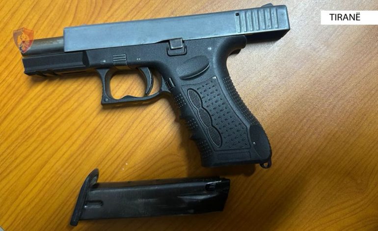 DO E SHISTE NË TIRANË/ U kap me armë me vete, arrestohet 24-vjeçari (EMRI)