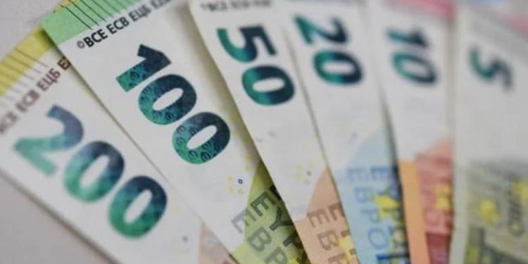 RËNIA E EUROS/ Ekspertët tregojnë çfarë po e dobëson monedhën