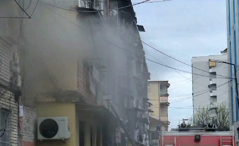 HARRUAN NGROHËSEN NDEZUR/ Përfshihet nga flakët një apartament në Elbasan