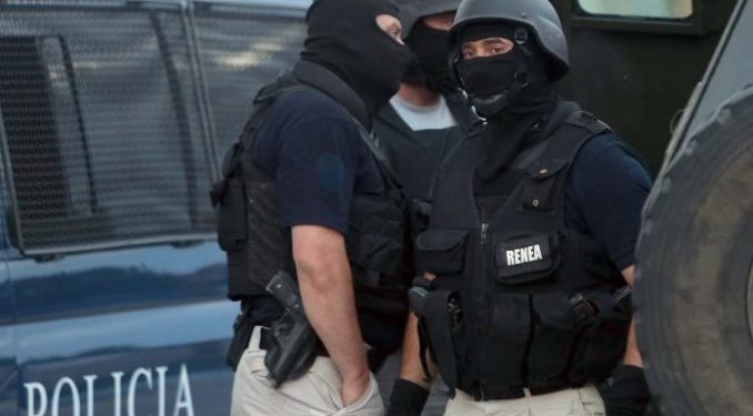 E PËSOJNË KEQ/ Lëviznin me armë me silenciatorë në makinë, pranga dy personave në Shkodër