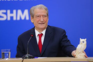 “KUSH VOTON PD ËSHTË 1-SH”/ Berisha zbulon banerin e PD për zgjedhjet: Logoja e betejës me të cilën shkojmë drejt fitores më 11 maj