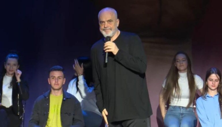 “BOLL ME ATË FISHKËLLIMËN E ZGJUAR”/ Rama batuta me të riun në sallë: BE-ja nuk të respekton kur të thonë bravo, por kur të kritikojnë