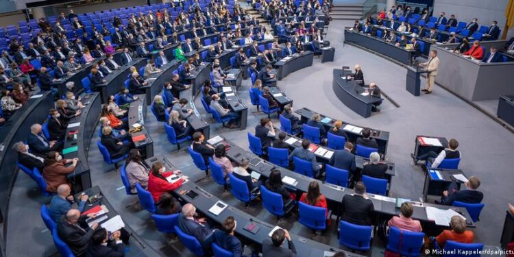 KONSITUOHET PARLAMENTI FENDERAL GJERMAN/ Bundestagu zgjodhi me shumicë dërrmuese presidenten e re Julia Klöckner