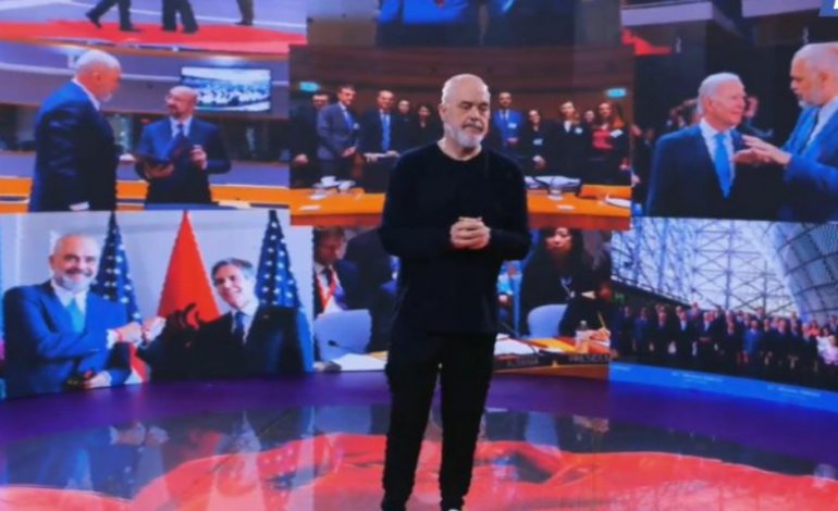 FOTOLAJM/ Rama prezanton modelin e pasaportës shqiptare evropiane