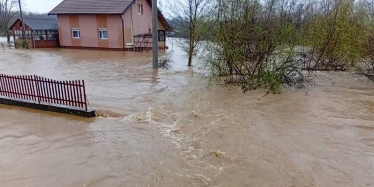 PËRMBYTJE MASIVE NË BOSNJE/ Shpallet gjendja e jashtëzakonshme