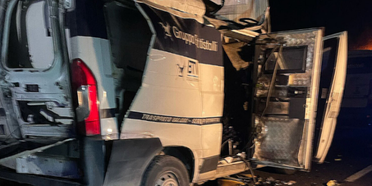 NDODH SI NË FILMA/ Me kallashnikov dhe eksploziv, banditët grabisin miliona euro nga 2 furgonë të blinduar në Itali
