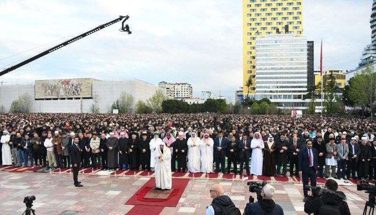 FITËR BAJRAMI/ Mijëra besimtarë falen në ‘Sheshin Skënderbej’! Përmbyllet një muaj agjërimi