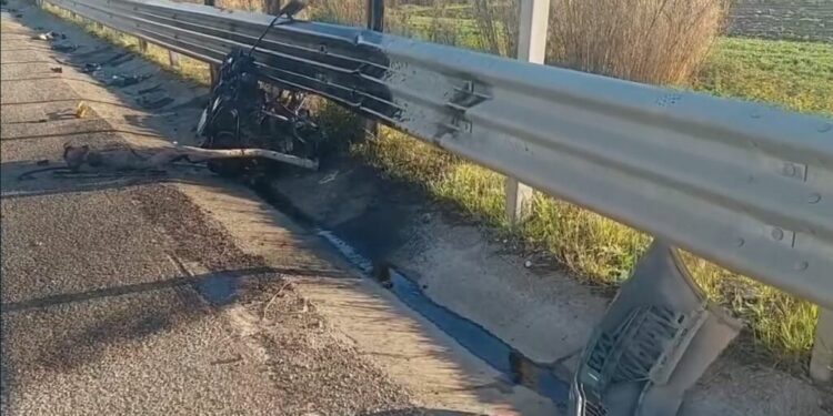 E RËNDË/ Makina përplaset me trafikndarësen, tre persona përfundojnë te “Trauma”