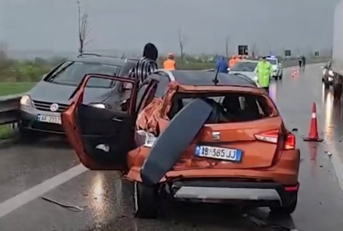 AKSIDENT I FRIKSHËM NË AUTOSTRADËN FIER-VLORË/ Përplasen shtatë makina, tre të lënduar përfundojnë në spital