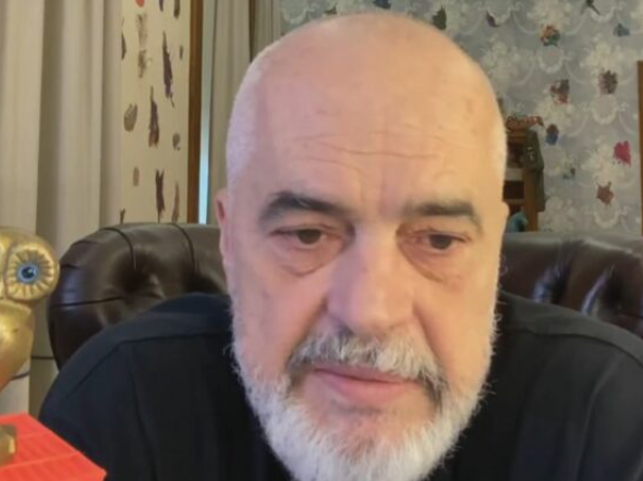 PO ME LULIN KUR E KENI LËNË PËR FOTO? Rama i përgjigjet komentuesit: Jemi të lidhur me zemër, fizikisht nuk puqemi