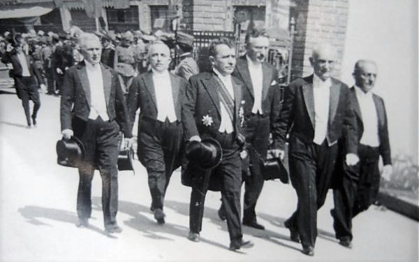 DOSSIER/ Ç’parashikonte Kushtetuta në vitin 1925: Gjyqtarët e kanë rreptësisht të ndaluar të merren me politikë, për ndryshe…