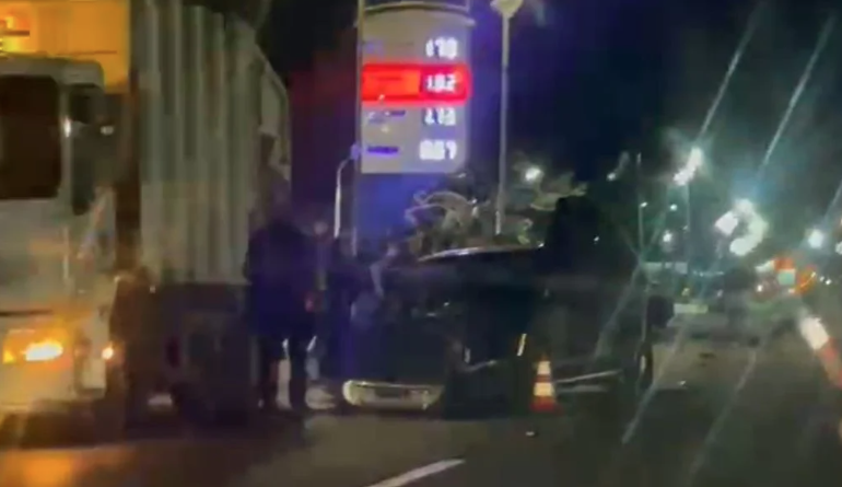AKSIDENT I RËNDË NË ELBASAN/ Makina përplaset me kamionin, dy të plagosur