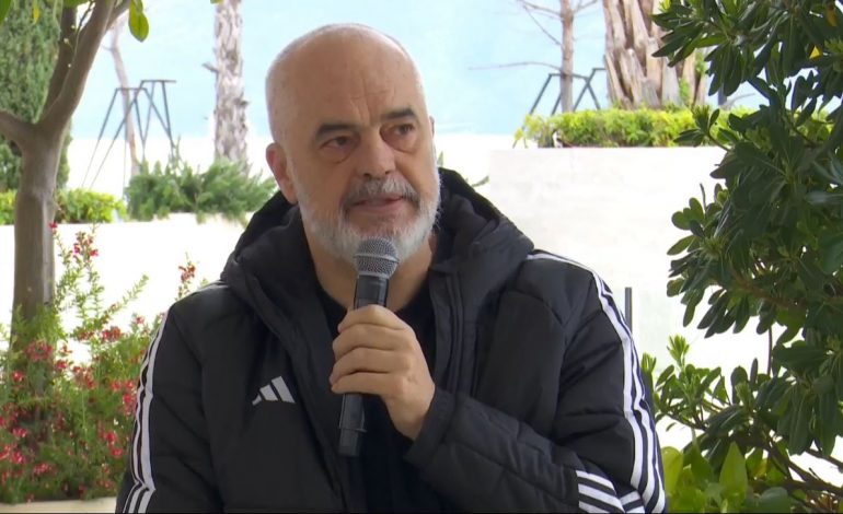 “MË VJEN KEQ DHE E THEM SINQERISHT”/ Rama në Vlorë: Keqardhje që nuk kemi dhënë atë që duhet për këtë qytet. Oferta jonë…