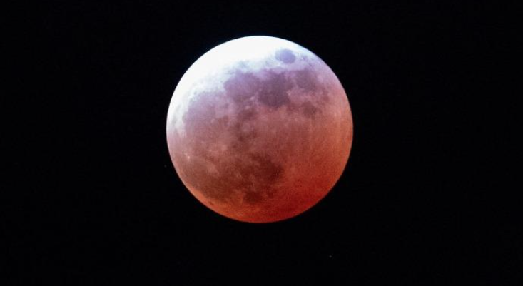 “HËNA E PËRGJAKUR”/ Pas eklipsit, ndodh spektakli qiellor! FOTOT spektakolare