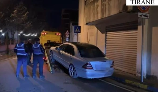 PARKIM I GBUAR DHE BLLOKIM I LËVIZJES SË AUTOMJETIT/ Policia aksion në Tiranë për lirimin e hapësirave publike
