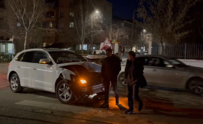 AKSIDENT NË KORÇË/ Makinat përplasen me njëra-tjetrën, nuk raportohet për të plagosur
