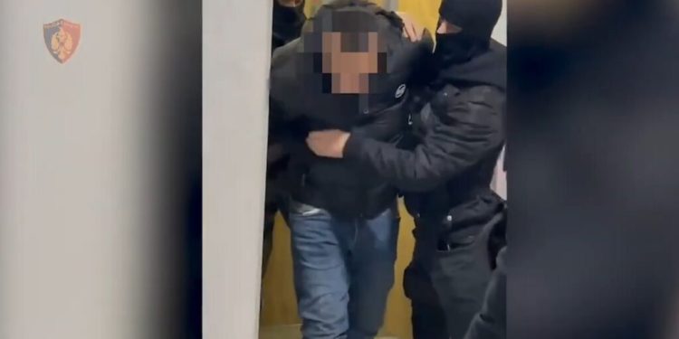 EMRAT/ Shpërndanin lëndë narkotike në Durrës, përfundojnë në pranga dy persona