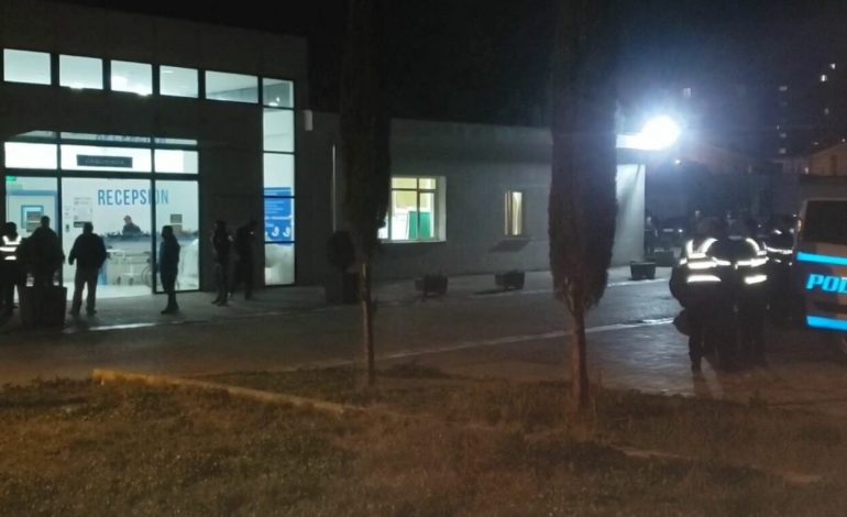 DETAJET/ I moshuari tentoi të nxjerrë nga lokali 37-vjeçarin në Berat, goditet me thikë. Autori largohet nga vendngjarja