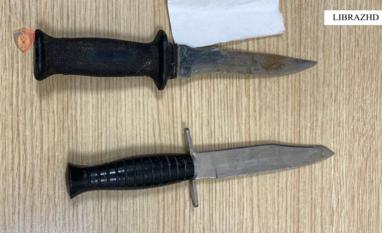 BASHKËFSHATARI NUK E LEJOI TË NGISTE MAKINËN/ 53-vjeçari e kanos me thikë, arrestohet