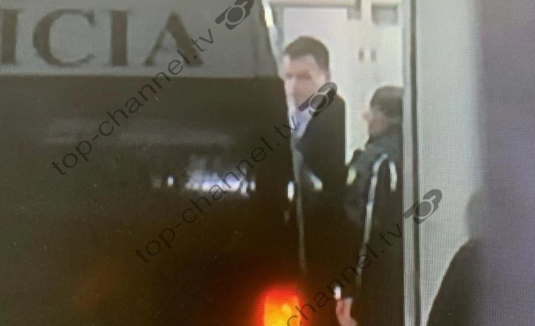 FOTOLAJM/ Publikohen për herë të parë pamjet e Erion Veliajt teksa transferohet në ambientet e Gjykatës