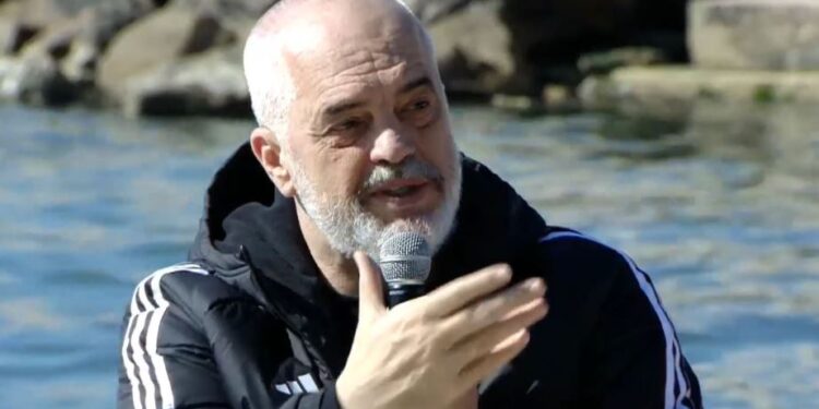 “LULIN PSE NUK E MORE NJË XHIRO?” Rama batuta me qytetarët në Vlorë: Lëre tani se është në punë