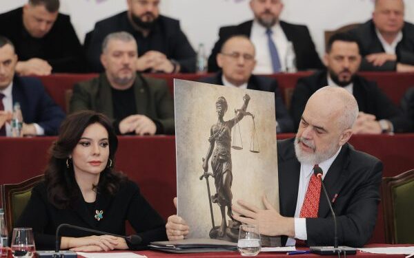 “NUK MBROHET VELIAJ SI NË KAFENE”/ Zbulohet mesazhi i Ramës për deputetët: Ne e mbështesim SPAK-un