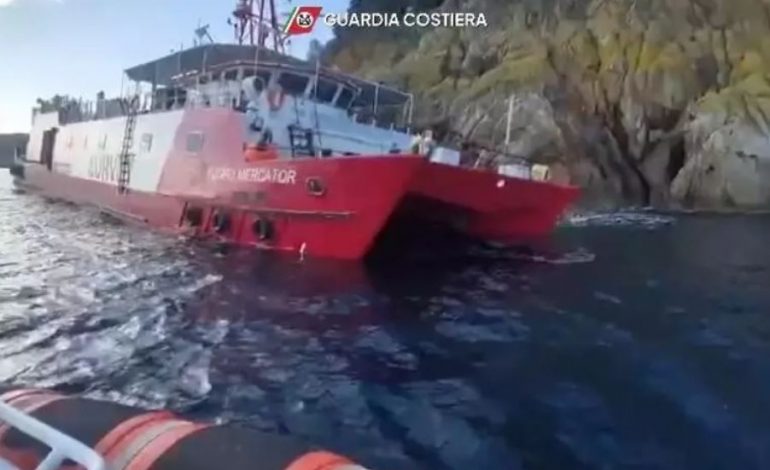 ITALI/ Anija 42 metra ngec në Elba, 11 të shpëtuar