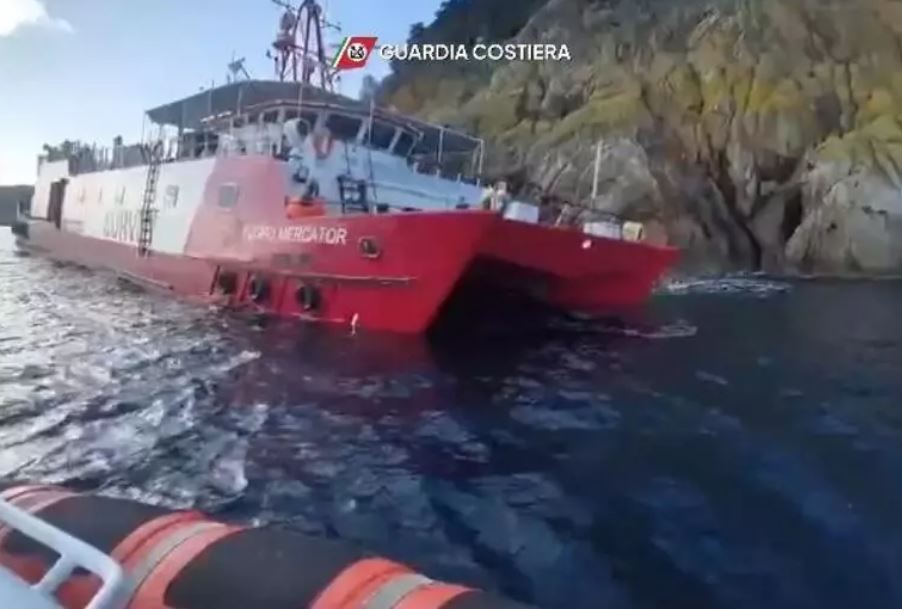 ITALI/ Anija 42 metra ngec në Elba, 11 të shpëtuar