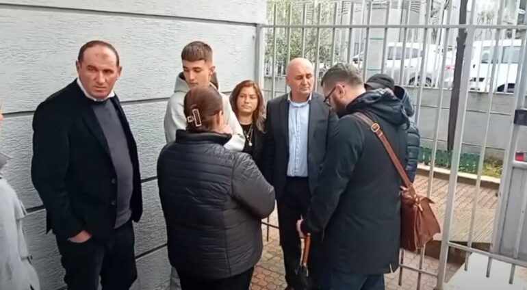 VRASJA E MARTIN CANIT/ Gjykata pritet të vendosë nëse do kalojë për gjykim autorin. Në seancë dhe shoku i plagosur