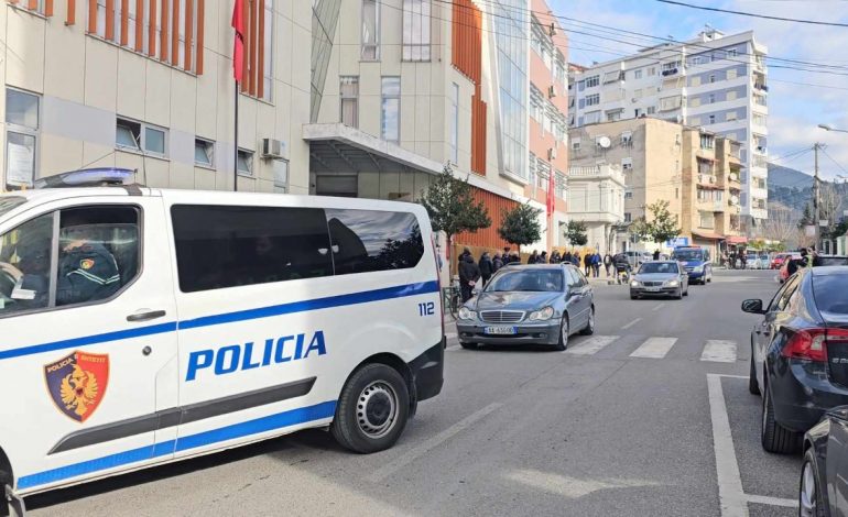 E PAZAKONTË/ 54-vjeçari në Elbasan vjedh “Range”-in e të vëllait dhe del xhiro në qytet