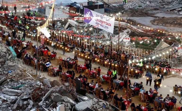 PAMJET/ Iftar mes rrënojave, palestinezët në Gaza çelin Ramazanin mes shkatërrimit të luftës