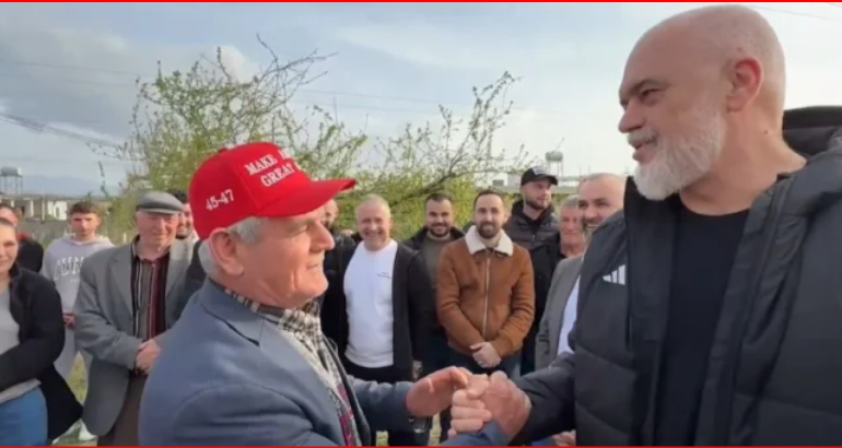 “HAJDE PAK TI ME ATË KAPELEN, SE MË MYTE FARE…”/ Rama batuta me banorin në Lezhë: Ku e ke gjet?