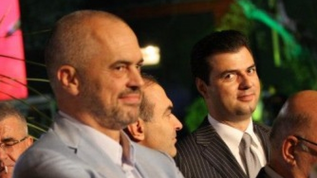"EC ATY AGAPI MOU..."/ Rama dhe Basha vijojnë “ngacmimet” në rrjetet sociale, kryeministri: Të nxora nga vrima, por fyellin ta mori bufi