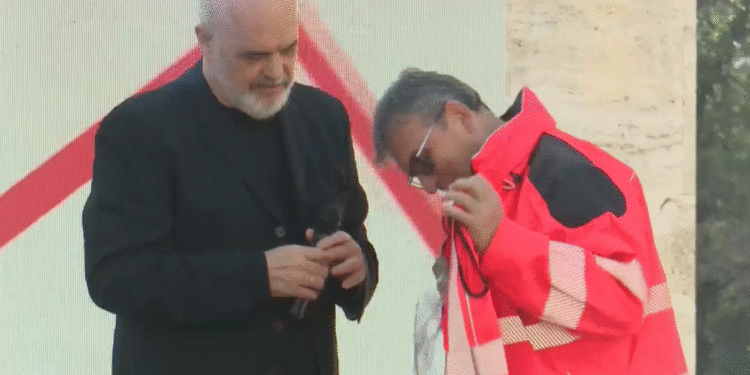 PUNONJËSIT E URGJENCAVE I DHUROJNË JELEK/ Rama nuk kursen batutat: Do ta vesh kur të rrah ministrat në qeveri