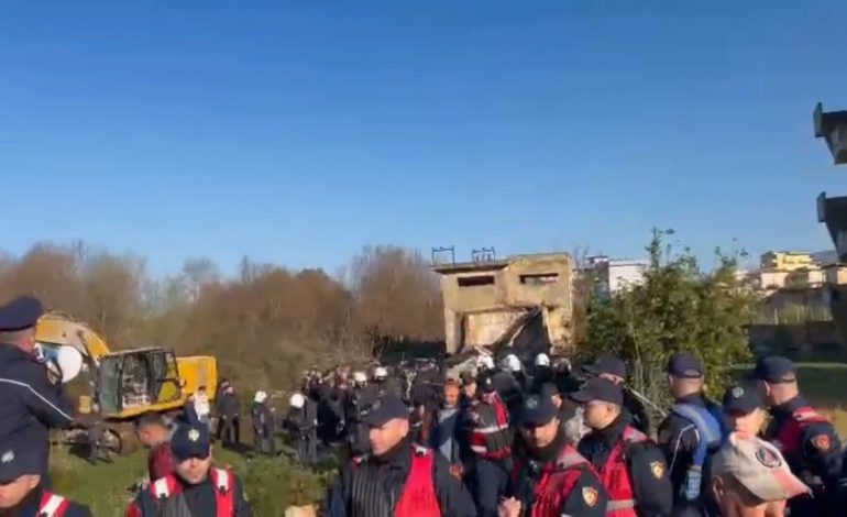 TENSIONE NË TRAGJAS TË VLORËS/ Banorët përplasen me policinë, çfarë ndodhi