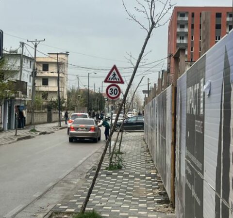 KONFLIKT NË KAMËZ/ Të shtëna me armë zjarri, policia në kërkim të një automjeti të përfshirë në ngjarje