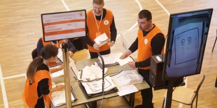 11 MAJI/ Kush i numëron votat për zgjedhjet parlamentare? KQZ ndan rolet