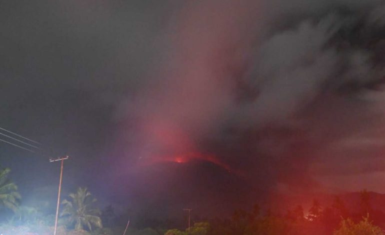 INDONEZI/ Shpërthen vullkani Laki-Laki, autoritetet ngrenë alarmin