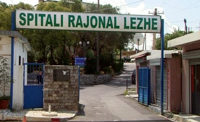 E RËNDË NË LEZHË/ Piu fostoksinë, dërgohet në spital 17-vjeçarja